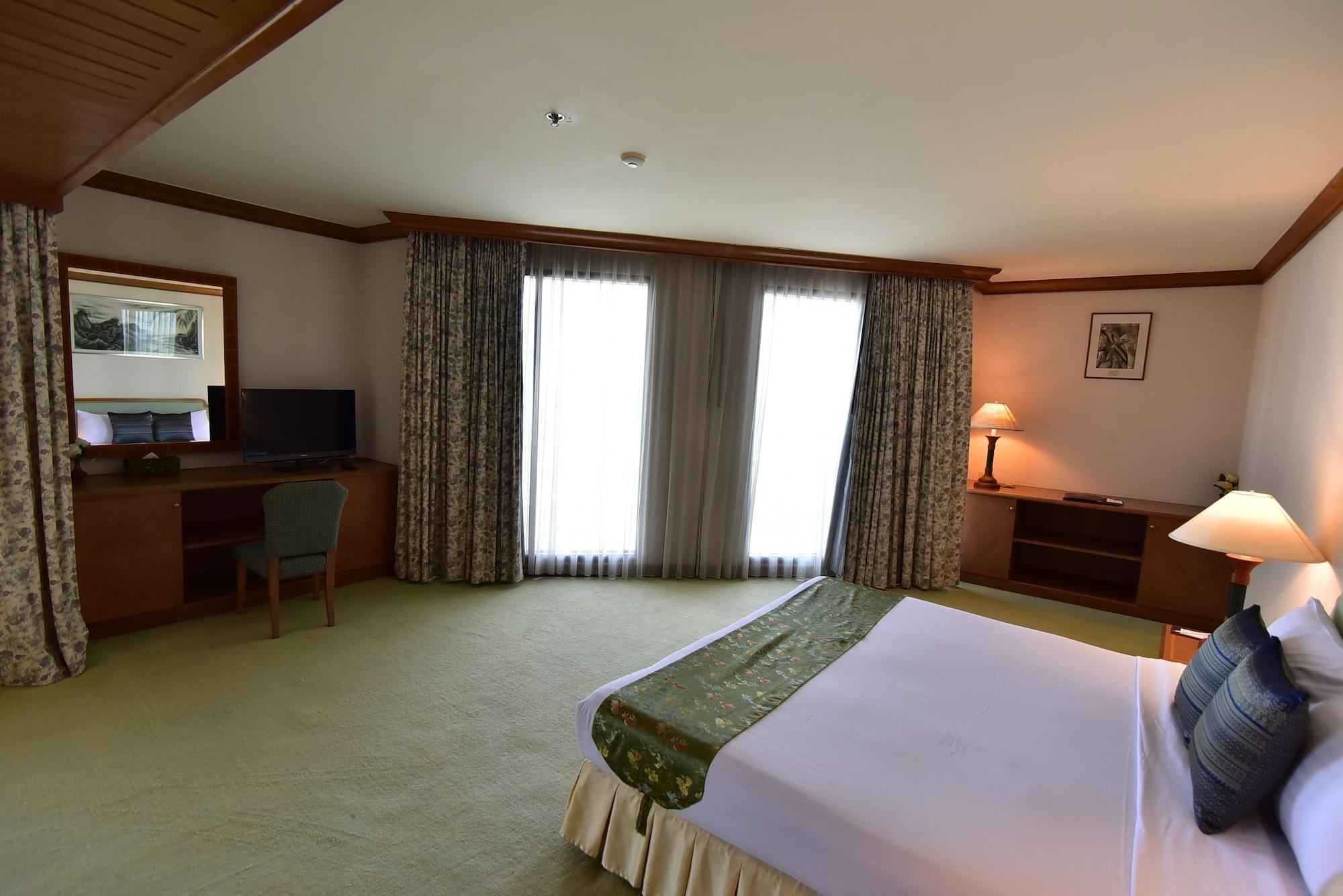 Thumrin Thana Hotel Транг Екстериор снимка