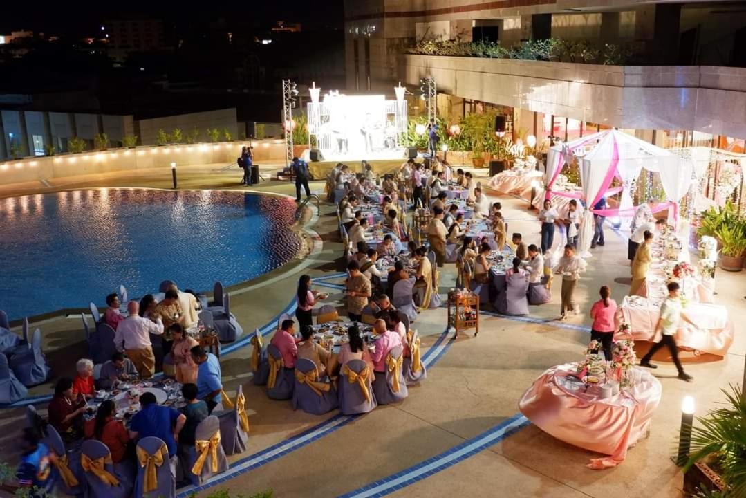Thumrin Thana Hotel Транг Екстериор снимка